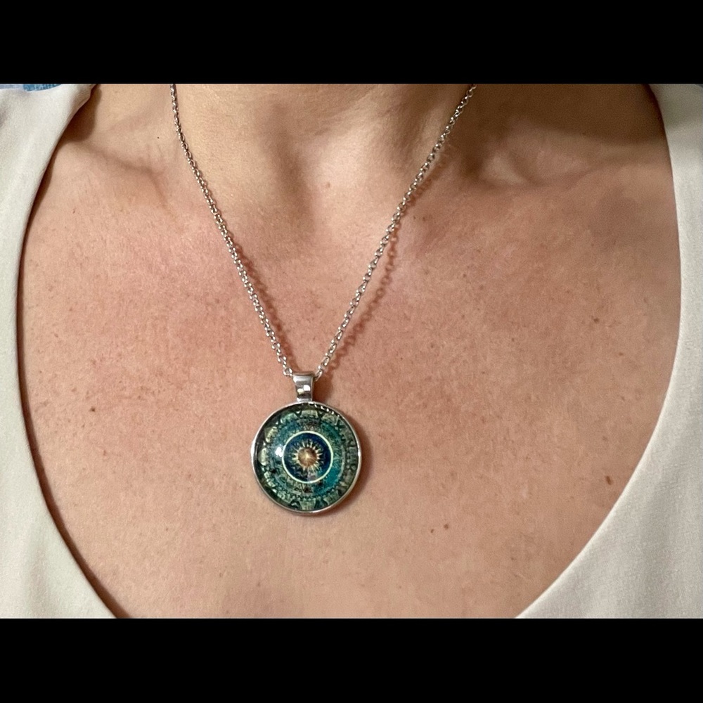 *NEW* Unique sunburst silver tone necklace - Picture 2 of 9